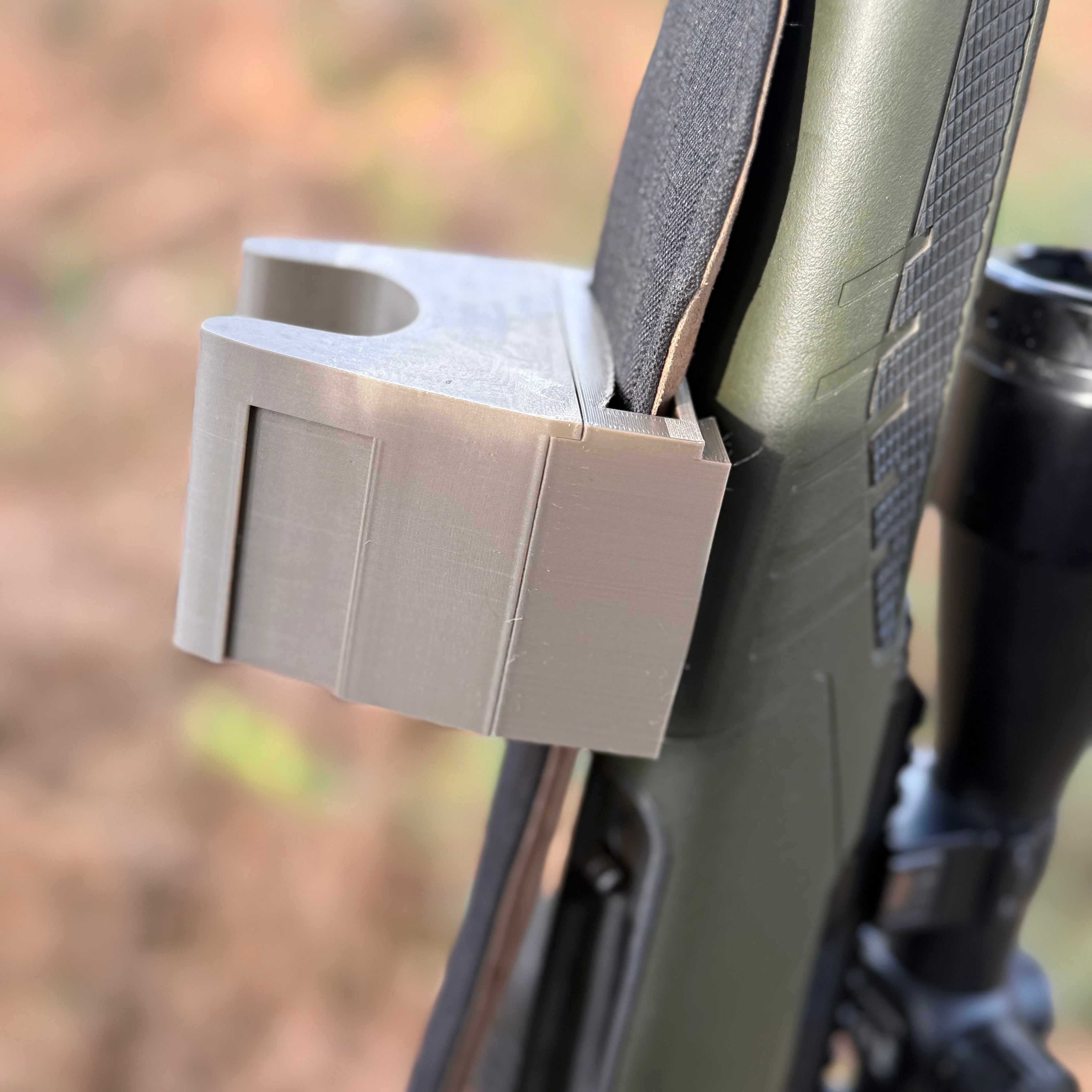 Gewehrauflage Päng immer griffbereit am Riemen.